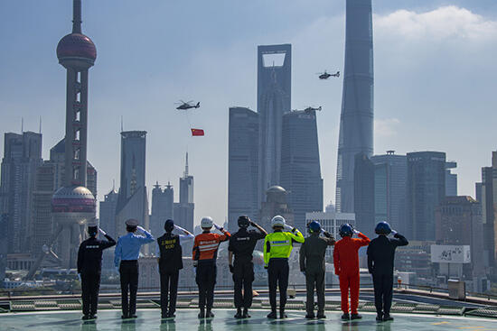 直升机挂国旗区旗飞过维多利亚港是怎么回事，关于多地直升机挂国旗飞的新消息。