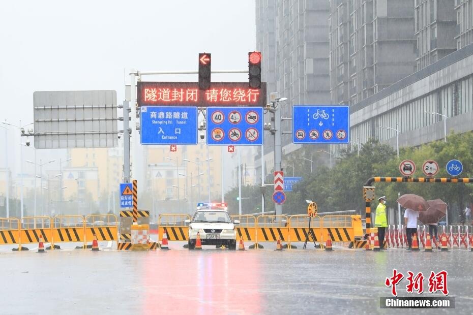 郑州暴雨来袭是怎么回事，关于郑州暴雨来袭瞬间的新消息。