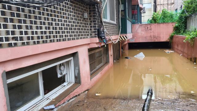 首尔暴雨 残疾人在半地下室溺亡是怎么回事?