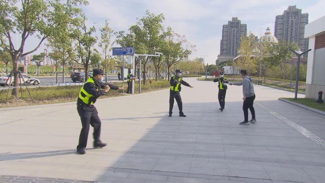 男子在上海地铁车厢内磨菜刀 男子在上海地铁车厢内磨菜刀视频