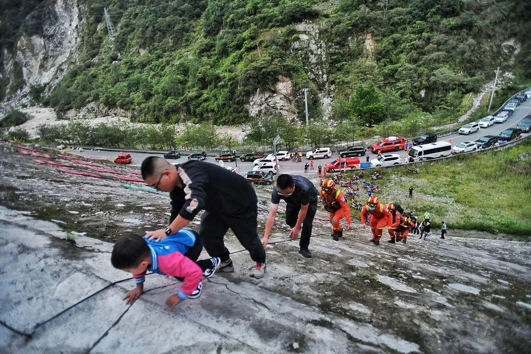 泸定地震救援持续进行中,救援力量已抵达泸县震中