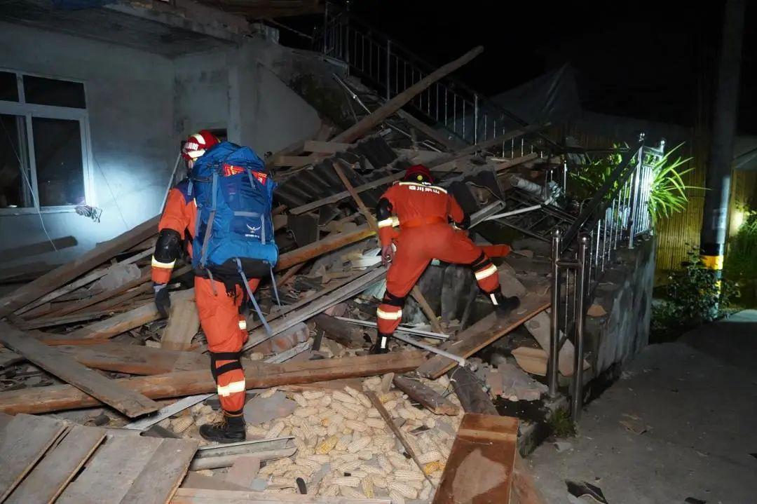 泸定地震救援持续进行中,救援力量已抵达泸县震中