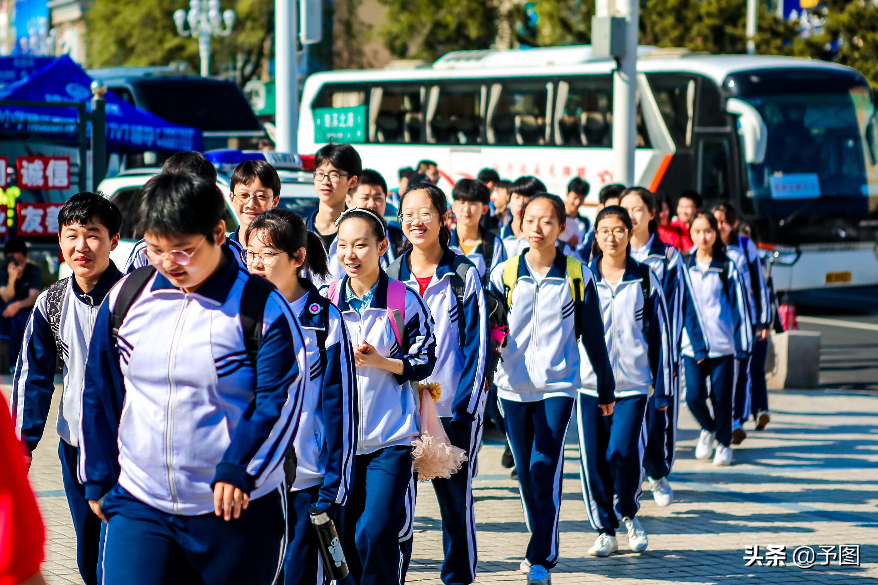 男老师穿旗袍为高考学生打气是怎么回事，关于高考男教师穿旗袍的新消息。