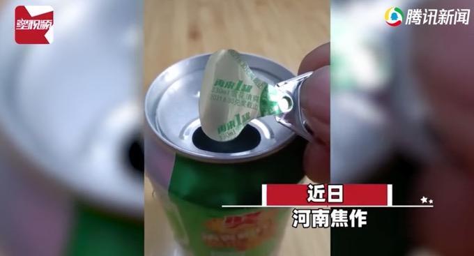 男子连拧7瓶饮料看是否中奖