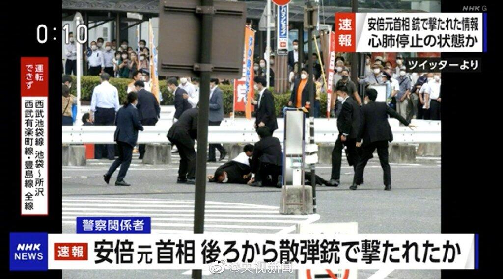 安倍左胸被击中两枪 安倍死了么 安倍晋三演讲时胸部中枪倒地 目前已失去意识