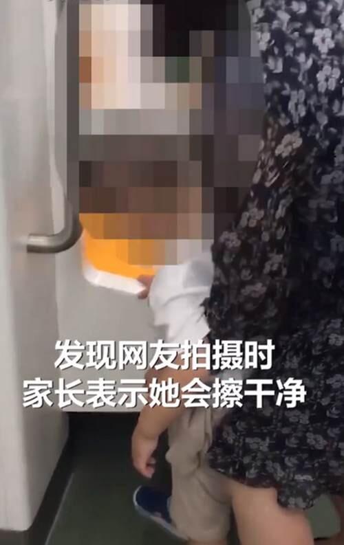 陕西一家长带男童地铁内小便