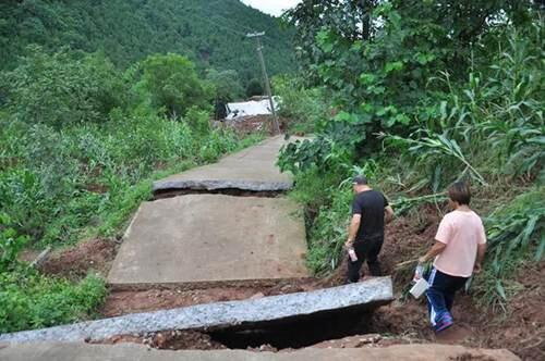 四川雅安一村庄发生滑坡9人失联