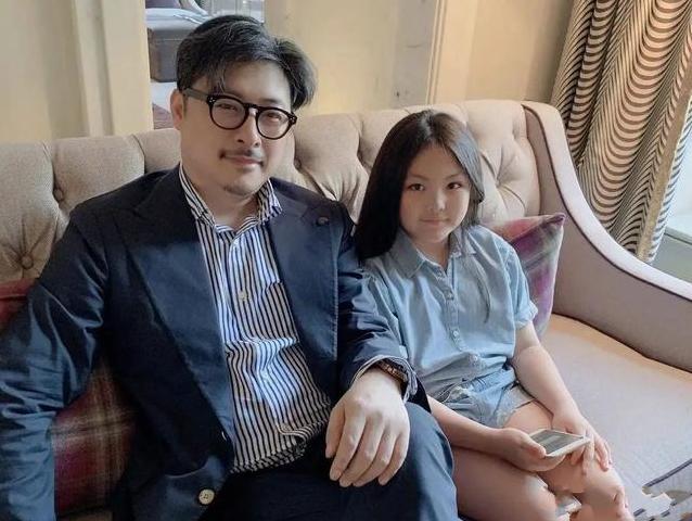 王岳伦携女儿现身 11岁王诗龄穿印花裙显淑女 身高超过爸爸肩膀