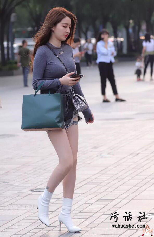 【妹子图】本周10位街拍牛仔短裤女孩丨污话社私藏