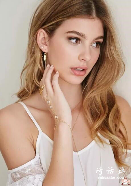 小李子又交新女友了Camila Morrone，依然是性感婀娜火辣