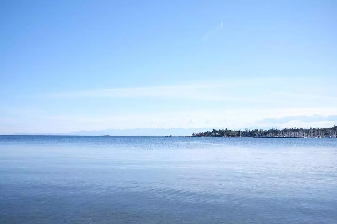 坐在海边放空