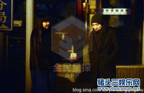 15岁小彩旗亲昵抚摸毛线帽男士疑再陷忘年恋