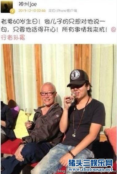 15岁小彩旗亲昵抚摸毛线帽男士疑再陷忘年恋