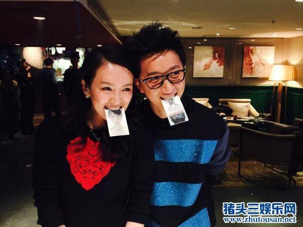 章子怡被求婚后与韩庚甜笑合影 汪峰惨变人肉布景板