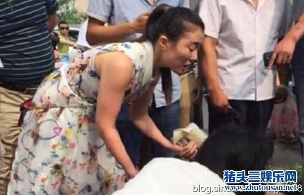 美女开奔驰逆行被罚当众怒撕交警裤子让谁尴尬(图)