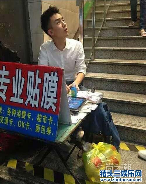 南京西路最帅贴膜小哥走红 爆红背后竟是一场精心策划？