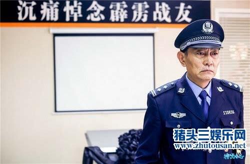 神犬小七霹雳为保护黄警官牺牲 小七哀恸扶灵催泪上演