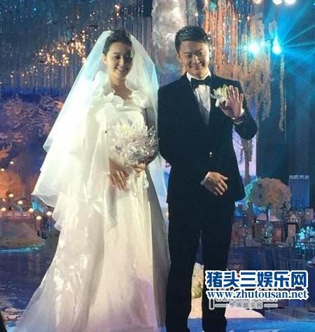 印小天老婆哈琳娜孕肚遮不住 奉子成婚当众甜蜜热吻