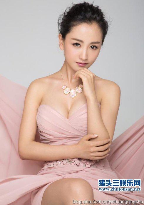 艳压Angelababy，秒杀柳岩，杨蓉才是娱乐圈深藏不露的童颜乳神