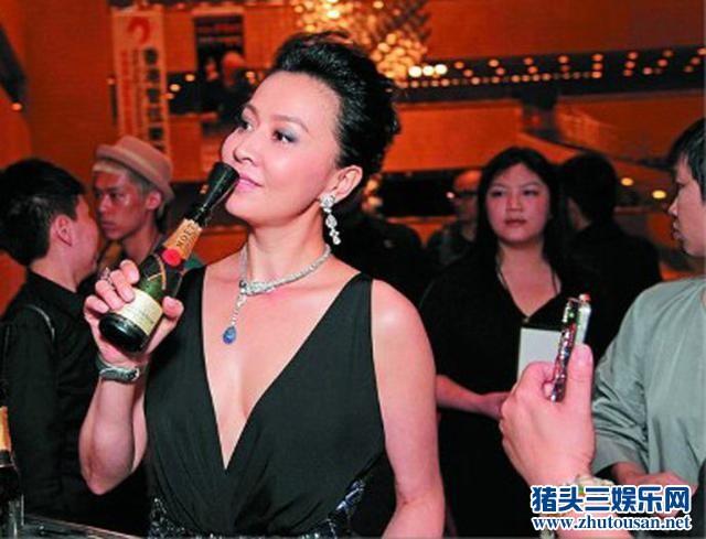 娱乐圈女酒鬼酒量吓死宝宝：红黄白一口闷喝得男人扶墙走