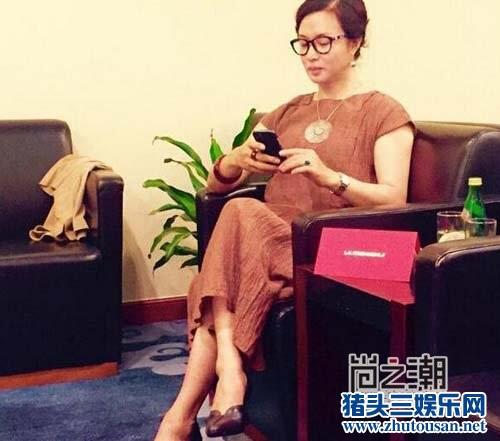 王宝强中秋携女儿蹲街边讨钱 中秋明星怎么过