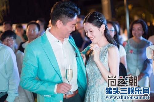 奶茶妹与刘强东婚礼前夜欢迎宴曝光 洋溢着甜蜜和幸福