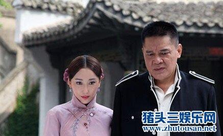 他曾以演大反派走红，却前妻出走后任女友赌气嫁哥们，至今单身