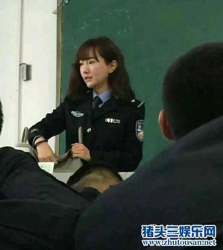 河南最美英语女教师爆红神似韩雪 男同学组队重修英语