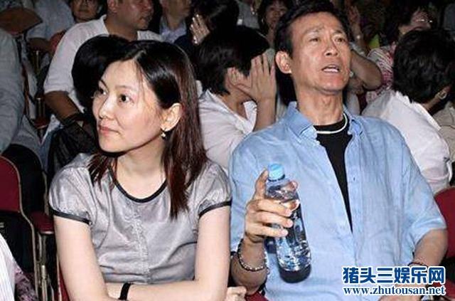 太吓人了！站在女人堆里这个帅哥快70岁了 成也风流败也风流