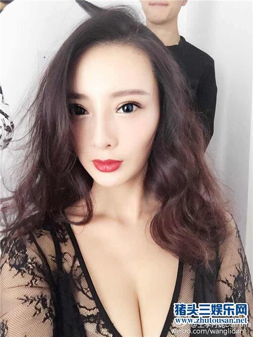 王李丹妮的胸是真的吗？王李丹妮的胸多大胸围多少？王李丹妮当场验胸任人摸