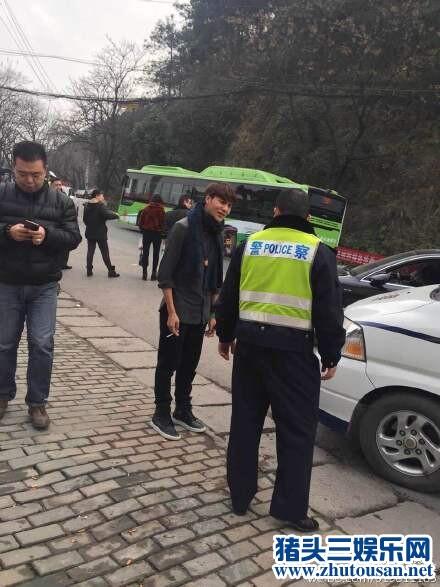 索要签名撞陈坤车,陈坤开车被撞现场图片