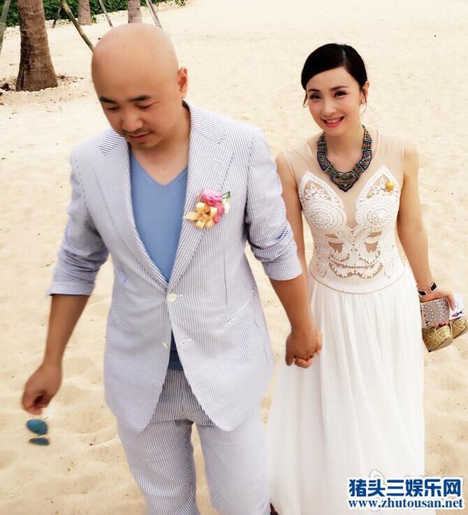 徐峥牵妻子陶虹漫步海滩照片 徐峥陶虹离婚了吗？ 徐峥陶虹离婚真相内幕揭秘