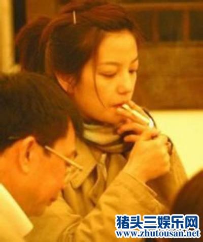 刘亦菲抽烟照玉女形象掉一地 盘点娱乐圈中女老烟枪