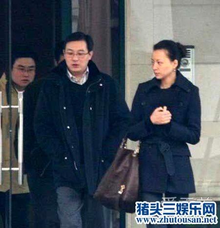 董卿素颜抱儿子逛街 董卿隐婚生子老公是谁密春雷资料背景