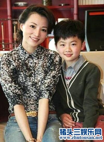 董卿素颜抱儿子逛街 董卿隐婚生子老公是谁密春雷资料背景