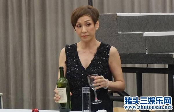 周润发前妻余安安低胸装现身 余安安周润发为什么离婚原因有孩子吗揭秘