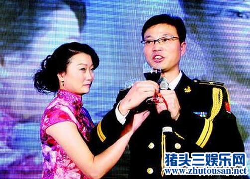 42岁王迅与90后娇妻王依梓近照 王迅为什么离婚和前妻有孩子吗？