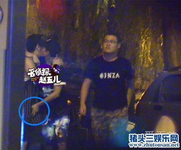 张一山深夜猛亲男友人摸下体 还当街撒尿