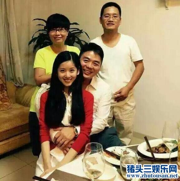 奶茶妹妹抱娃现身 曾倒追二婚刘强东男方首谈前妻及儿子