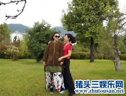 61岁的刘晓庆与妹妹刘晓红合影一个像夏天一个像秋天