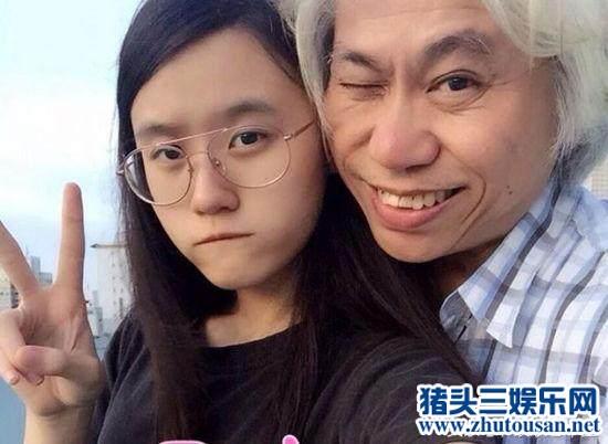 61岁的李坤城与21岁女友林靖恩即将完婚笑容灿烂