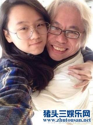 61岁的李坤城与21岁女友林靖恩即将完婚笑容灿烂