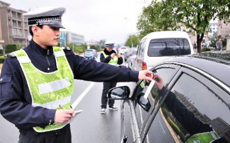 违章停车贴条没有金额可以不用处理